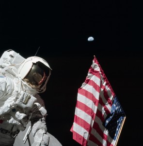 Astronaut_Harrison_'Jack'_Schmitt,_American_Flag,_and_Earth_(Apollo_17_EVA-1)