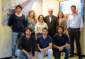 Al centro, il prof. Ugo Amaldi, Presidente di Fondazione TERA, con il suo team di ricercatori