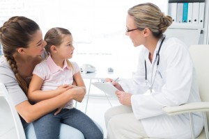 Bambina e genitori dal medico