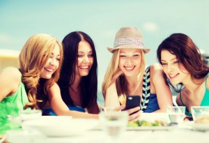 ragazze con smartphone