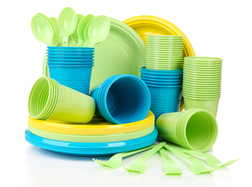 Rivoluzione plastica: Ue propone bando piatti e bicchieri di
